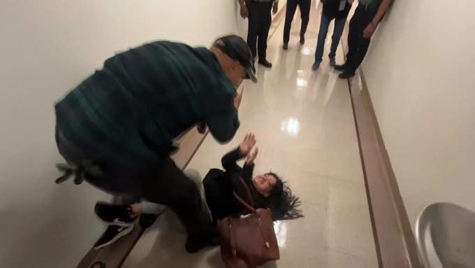 El testimonio de la ecuatoriana agredida por ICE en Nueva York: ‘Me pegué duro en la cabeza, la pierna, en los brazos tengo morados’