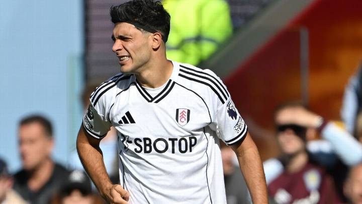 Raúl Jiménez marca gol, pero deja el partido por aparente lesión