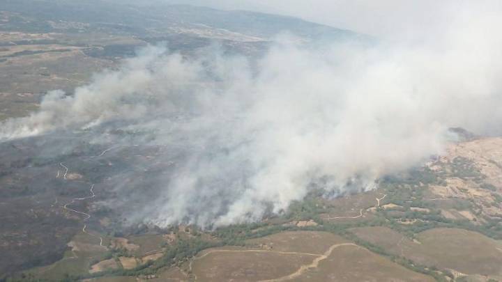 El incendio de Castromil en Sanabria, "bastante controlado pero con reproducciones"