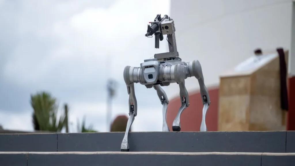 Zacatecas estrena C5i y perro robot armado con fusil AR