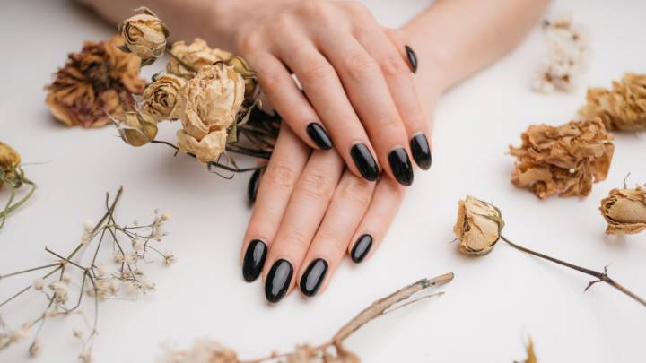 6 maneras de llevar las ‘sheer black nails’ las uñas más elegantes del otoño