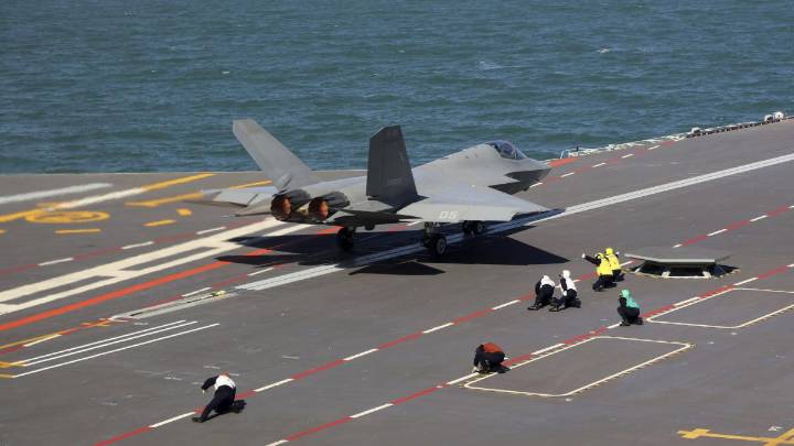 China se apunta dos hitos de ingeniería civil y militar en una semana