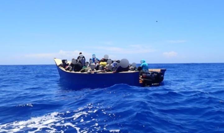 Guardia Costera repatría a 66 extranjeros tras interceptar embarcación en el canal de la Mona