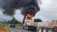 Tráiler con productos derivados del mármol se incendia sobre la Cuapiaxtla