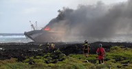 Un pesquero marroquí arde tras quedarse encallado en Lanzarote