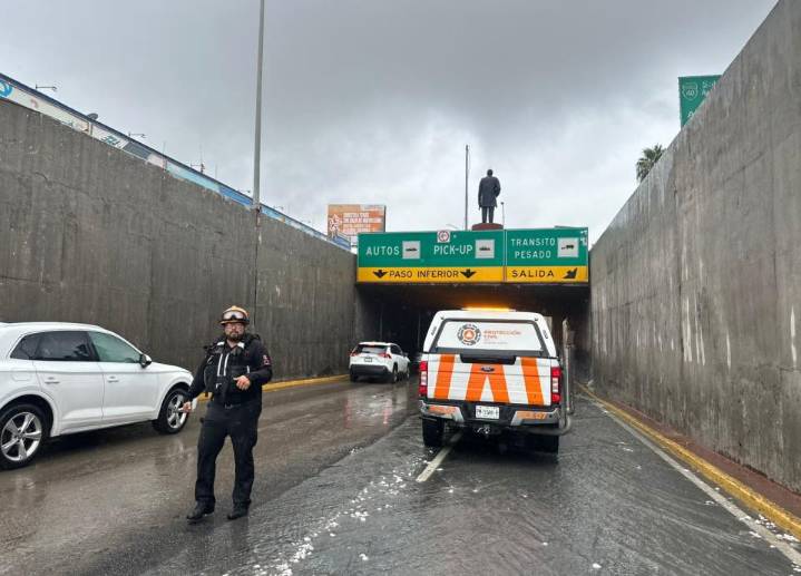 Realizan cierres viales por lluvia