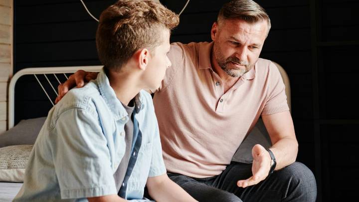 ¿Qué significa mira hacia la izquierda cuando mantienes una conversación? Esto es lo que dice la psicología