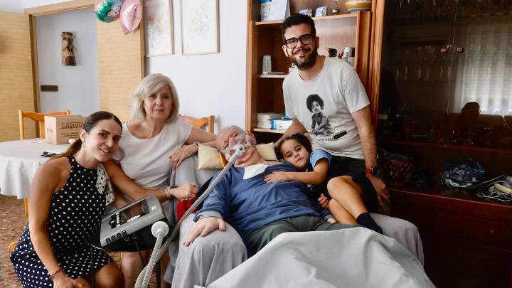 Julián González, enfermo de ELA, afronta el décimo mes sin salir de casa tras la dana