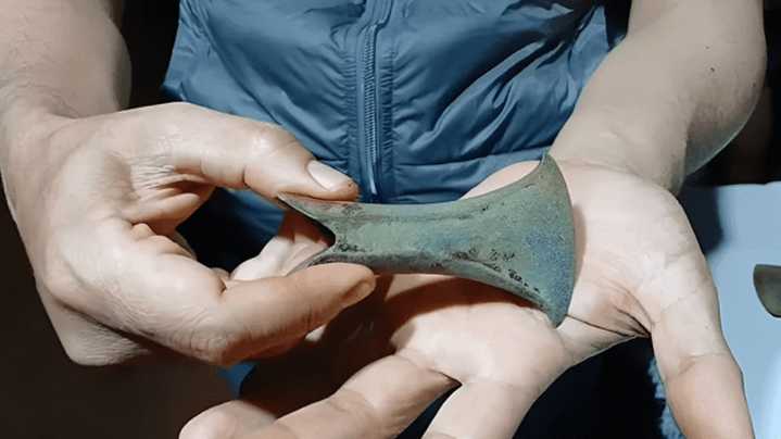 Arqueólogos descubren una misteriosa hacha de 3.000 años que su origen provendría desde el espacio