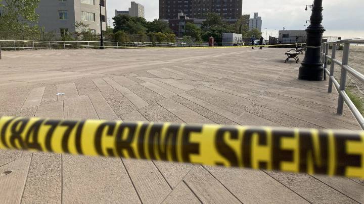 Hallan a hombre muerto atado en la cintura en el agua cerca del puente Mill Basin de Brooklyn, NYPD