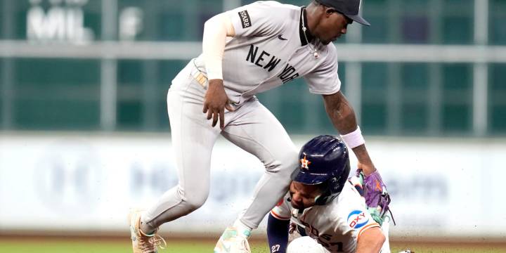 Jazz Chisholm Jr. exits with contusions on both knees