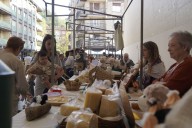 Herriko plaza jendez lepo Basherri egunean