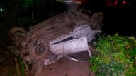 Auto con ocho jóvenes volcó en la ruta 306 y cayó en el patio de una casa en San Andrés