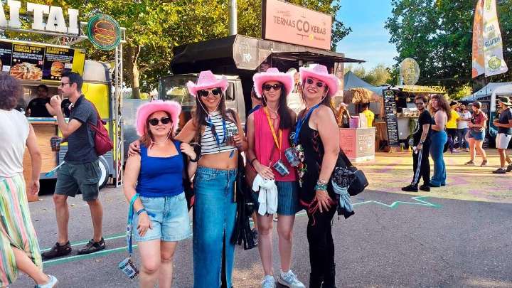 Los outfits festivaleros inundan el Vive Latino: de camisas de Pantera Rosa a sombreros cowboy