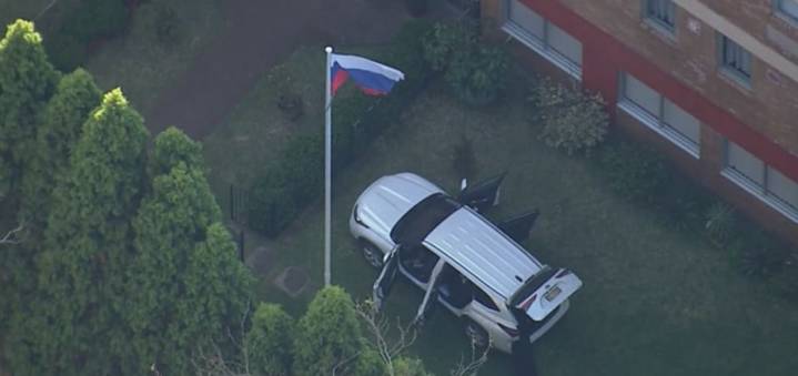 Vehículo embiste puerta del consulado ruso en Sídney; hay un policía herido