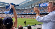 Feijóo, un padrazo a sus 63 años celebrando la victoria del Dépor con su hijo Alberto en Riazor
