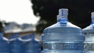No tires los bidones de agua: convertilos en cestas decorativas perfectas para guardar desde mantas hasta juguetes