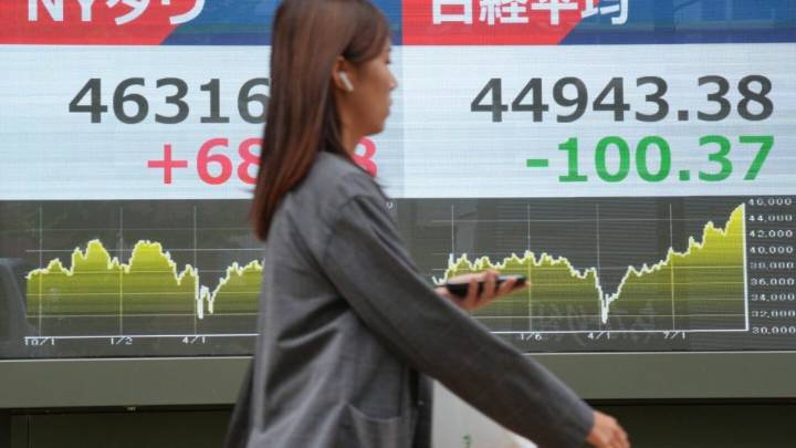 Asian shares are mixed as traders brace for a possible US government shutdown