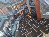Largas colas y un local desbordado. Las marcas que desafían a la crisis