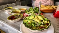 Pozole para “El Grito”: ¿cuánto cuesta celebrarlo en casa o en restaurante?