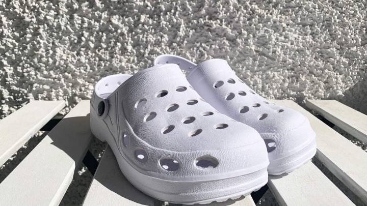 No gastes en un par nuevo: el secreto para que tus Crocs brillen otra vez con solo 2 ingredientes
