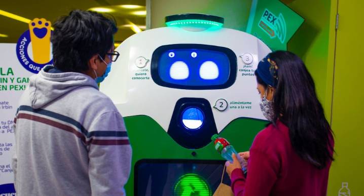 Economía circular en acción: startups peruanas reciclan 500 mil botellas con robots e internet gratis