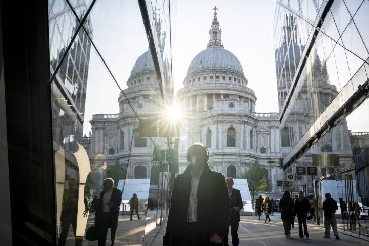 Outlook for UK economy 'remains subdued' as bosses battle cost hikes