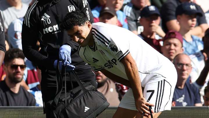 Raúl Jiménez anota gol con el Fulham, pero sale lesionado