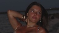 Sofía Gonet se mostró con una microbikini estampada a orillas del mar egipcio
