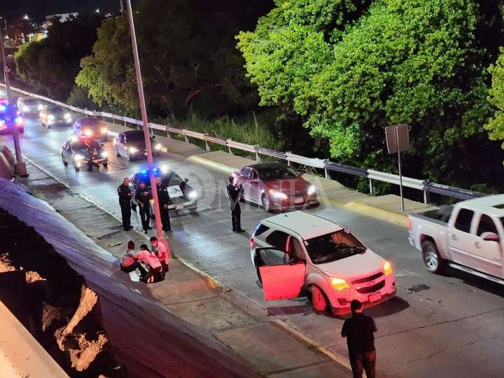 Volcadura en la avenida Teófilo Borunda deja solo daños materiales