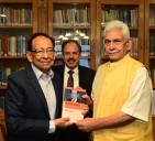Dr Harsh Gupta discusses disaster resilience strategies with LG Sinha
