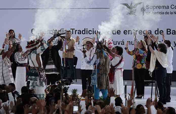 Ministros reciben bastón de mando
