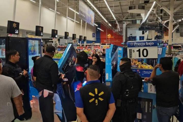 Gerente de Walmart insulta y empuja a clientes que exigían oferta de TV