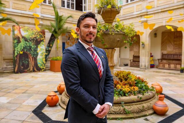 Florián, de nuevo, defendió su identidad de género: “Hablo en femenino porque soy persona y marica”, en foro en Lima