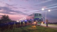 Denuncian que atacaron en la autopista a un micro en el que viajaban policías a Rosario