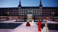 El desfile de Carolina Herrera en la Plaza Mayor eleva el glamour de Madrid a nivel mundial