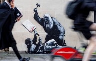 Nuevo mural de Banksy muestra a juez golpeando a manifestante; aparece tras detenciones de Palestine Action