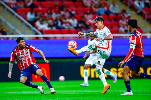 Chivas se venga de Gago y derrota 3 a 1 a Necaxa