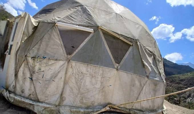 Alumnos de un colegio de Piura estudian en aulas de plástico: están expuestos a altas temperaturas