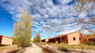 Salen a la venta 176 chalés en Burgos por 12.000 euros, pero tienen un problema: están a medio construir