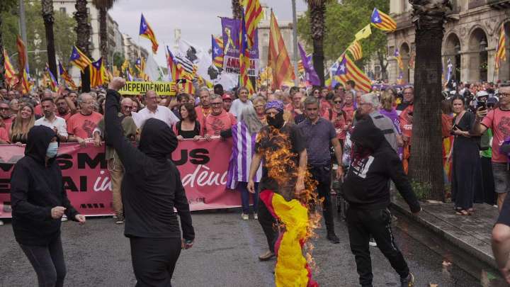 El independentismo llama a desobedecer la sentencia sobre el catalán en la manifestación menos concurrida desde 2012