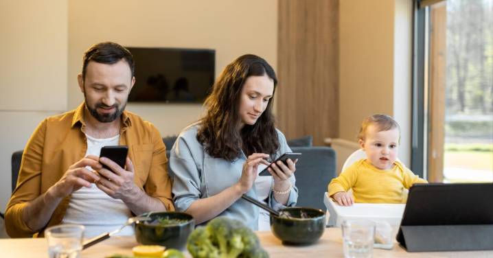 Entre memes y abrazos: recuperar lo humano frente al celular