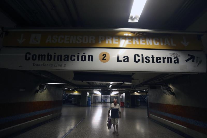 Pasajero es apuñalado en andén de la estación Franklin del Metro de Santiago: hay un detenido