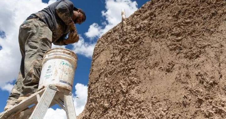 Throwing mud: Enjarre resumes at historic Ranchos church