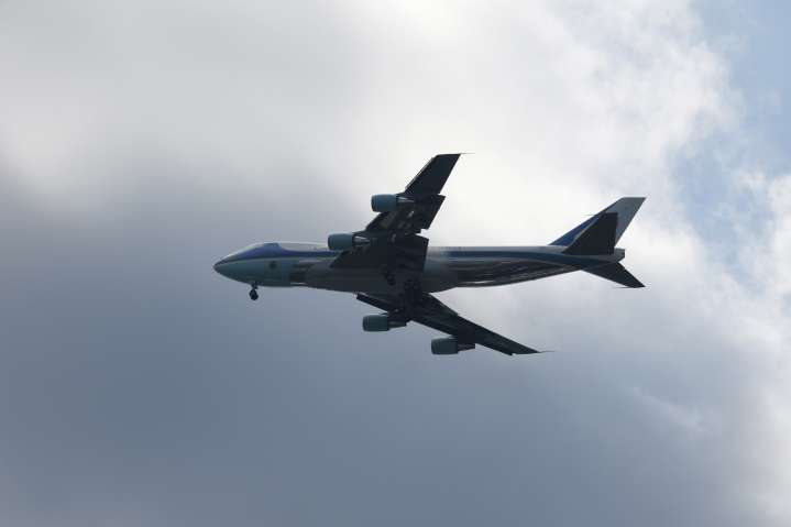 Un piloto es advertido por volar cerca del Air Force One: "Presta atención, deje el iPad"