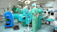 Andalucía reduce 20.000 personas la lista de espera quirúrgica con el 86% de operaciones en la pública