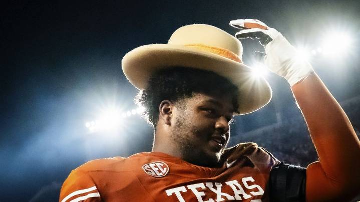 Oregon moves to No. 2 behind Buckeyes in AP poll; Longhorns move up one to No. 9