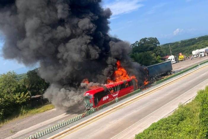 ADO es consumido por el fuego tras choque con tráiler en la autopista Córdoba