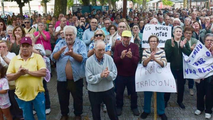 Cerca de 400 personas se movilizan contra la moción de censura en Carral