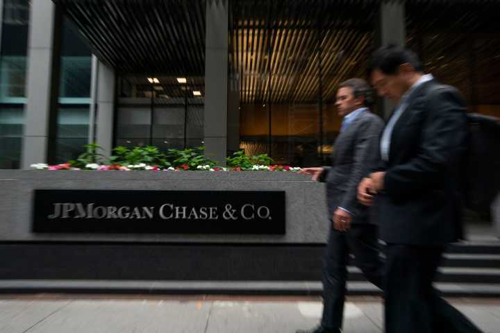 Democratic Senators Call for JPMorgan CEO to Testify on Bank’s Epstein Ties